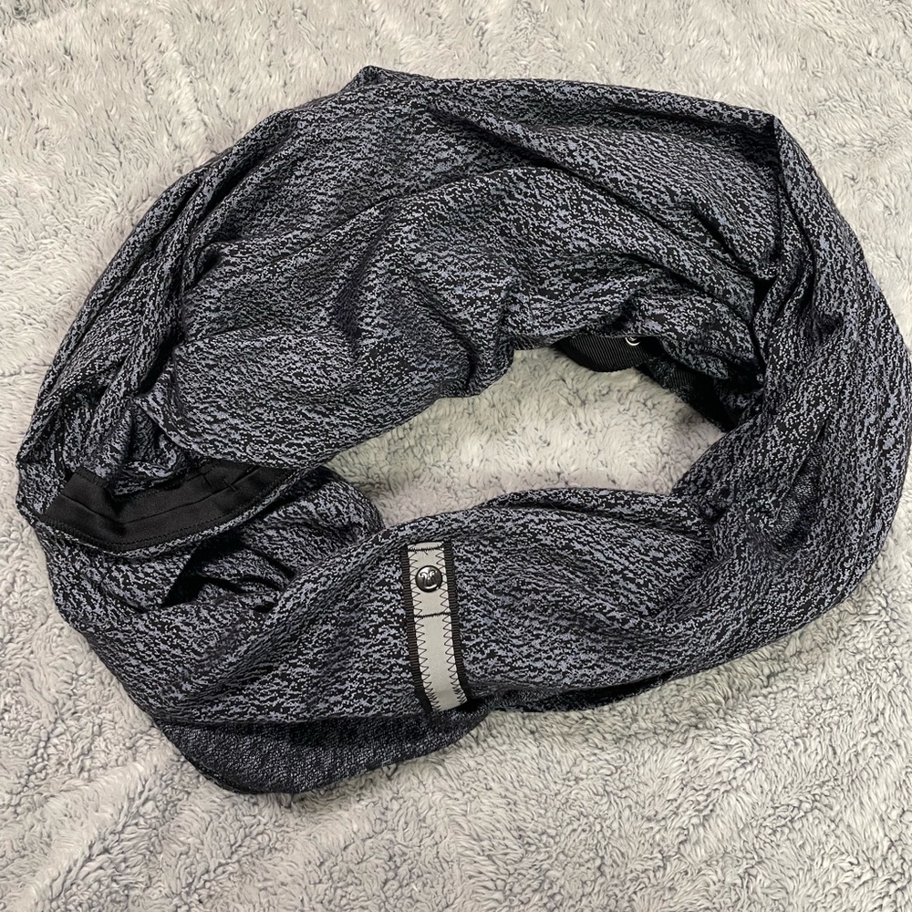 Lululemon Convertible snap scarf